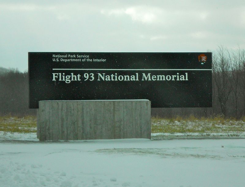 https://upload.wikimedia.org/wikipedia/commons/thumb/8/85/Flight93MemorialSign.jpg/800px-Flight93MemorialSign.jpg